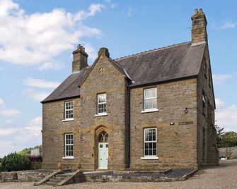 6 bedroom accommodation in Old Quarrington, near Durham - Pittington - Building