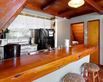 Three-story home in Willow Cove with 2 decks & great views - walk to Bass Lake - Bass Lake - Kitchen
