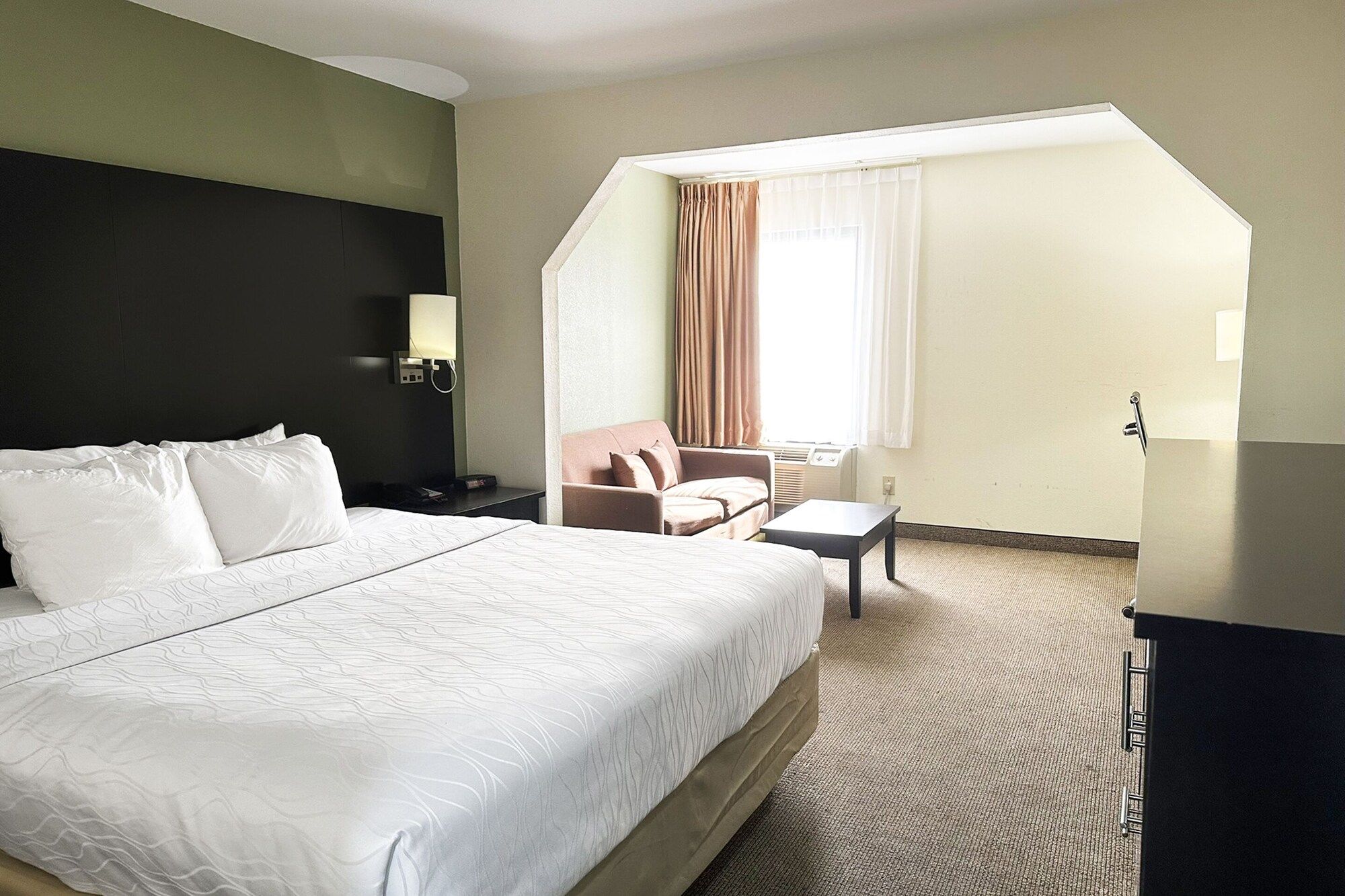 Bedroom view of OYO Hotel Rome West Ga