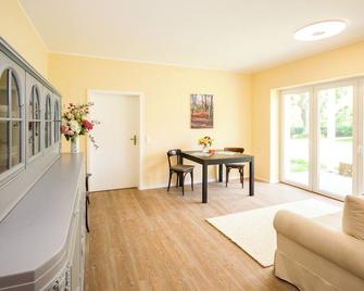 Klassisch. Ferienwohnung: Ruhig, Erholsam, in Seenähe und Tierlieb - Gransee - Wohnzimmer