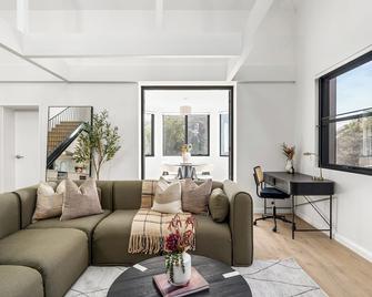 The Henrietta Apartments by Urban Rest - Sydney - Living room
