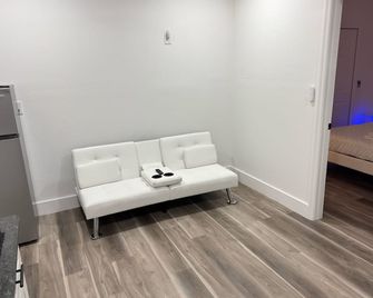 Central Apartment in Brandon FL - Brandon - Вітальня