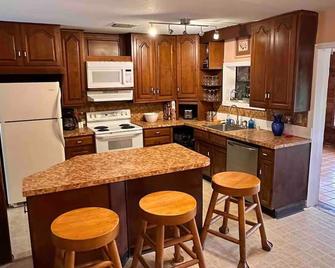 2 Bedroom, 15 Bath Old Florida Home On The Lake - Oviedo - Kitchen