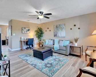Patriot Cottage - Clarksville - Living room