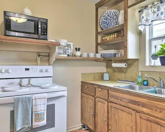 Aransas Pass Fishing Cottage ~ 9 Mi to Beach! - Aransas Pass - Kitchen