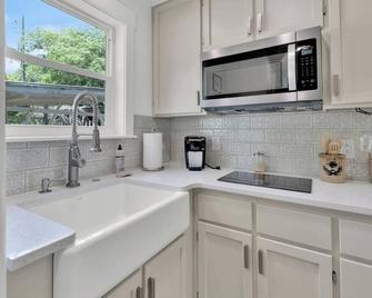 Waterfront Guest Studio Bungalow Cottage Retreat - Shalimar - Kitchen