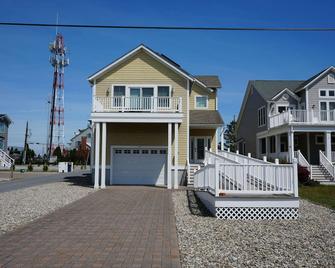Steps from the Beach, Water-view Home, Handicap Accessibility--2023 renovations - Lewes - Building