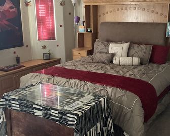 Lakefront nook - Glenhaven - Bedroom