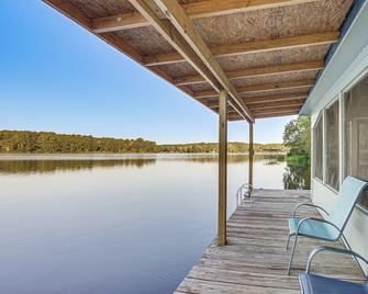 Lakefront Crockett Cabin w/ Boathouse & Kayaks! - Crockett - Balcón