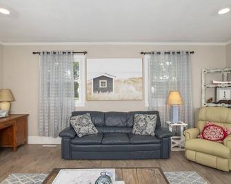 Cardinal Seas 5 Bedroom Home by RedAwning - Morehead City - Wohnzimmer