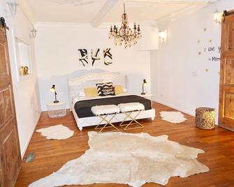 Unique , Contemporary With Hot Tub!!! - Denver - Sala de estar