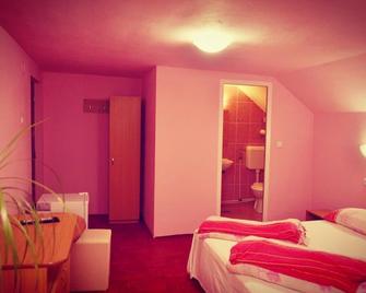 Denisa & Rares - Tăşnad - Bedroom