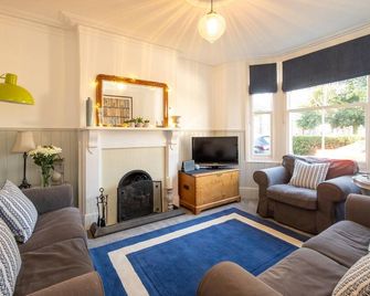 Bonheur - sleeps 6 guests in 3 bedrooms - Southwold - Living room