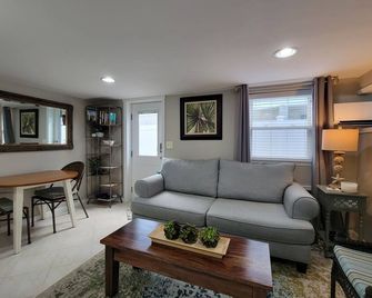 Sparkling Clean - Brand New! Beachside Apartment - Beach Passes Included! - Long Beach - Living room