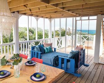 Oceanfront Cobalt Cottage- rooftop deck, generator, slide, & daybed swing! - Upper Bogue - Balcón