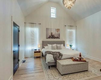 Main&Broad Elegant 4 bedroom Downtown w/parking - Dickson - Спальня