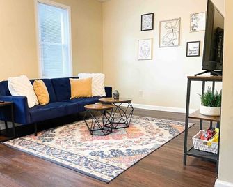 Cozy 2 bedroom home with 2 TV’s - Englewood - Sala de estar
