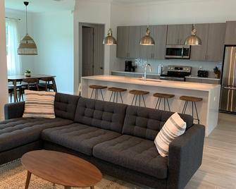 Smart Home Sarasota Family Getaway - Osprey - Living room