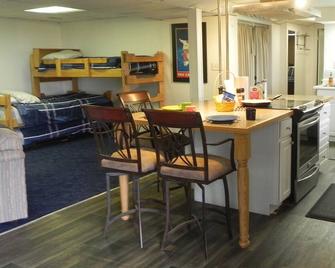 Large 1 bedroom Apt, bunk bed, trundle, with Amazing Kitchen - Spokane - Dining room