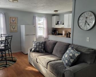 Castaway Cottage on Croton Pond 3 - Newaygo - Living room