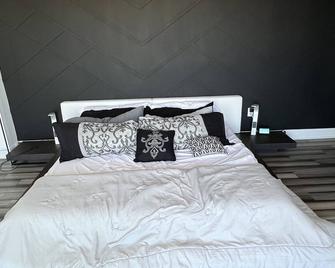 Condo Like No Other |sauna|ocean View | Pool Table - Perth Amboy - Bedroom