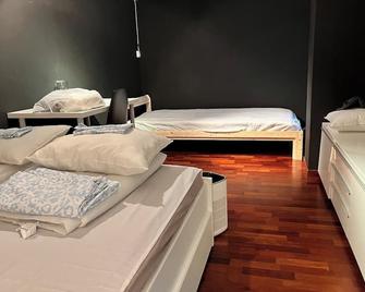 Large room with Balcony - Heisenberg Condo - Stavanger - Soverom