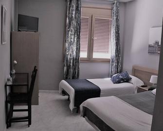 Hostal Burgales - Milagro - Habitación