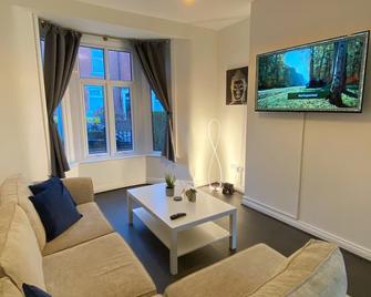 A spacious & modern 3-bed home - Blackburn - Living room