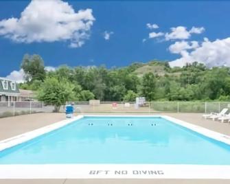 Travelodge by Wyndham New Philadelphia - New Philadelphia - Басейн