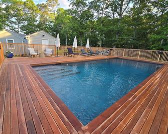 1 Bedroom Hamptons Waterfront Cottage Rental - Riverhead - Pool