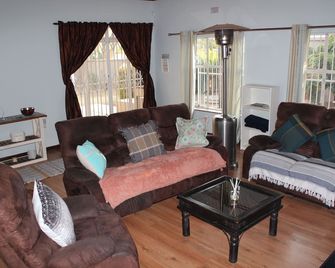 Beautiful and Luxurious Townhouse in Upmarket Suburb- Fully Serviced - Pretoria - Wohnzimmer