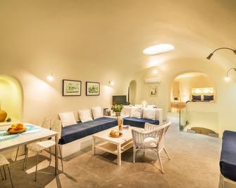 Superb Santorini Suites | Fava Eco | Grand Suite with Outdoor Private Jacuzzi | Finikia - Exo Gialos - Pokój dzienny