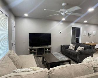 Charming and Clean- 2 Bedroom Duplex - Ada - Soggiorno