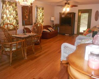 2 bedroom 2 bath newly renovated beautiful private home 3 miles from ocean. - Supply - Sala de estar