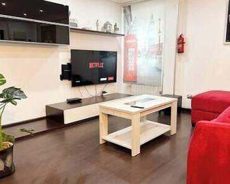 Nuevo 8 Minutos Ayuntamiento, 10 Catedral, Wifi - Oviedo - Wohnzimmer