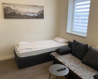 Modernes Apartment mit 2 Schlafzimmern und Privatparkplatz nahe Innenstadt - Neumünster - Sypialnia