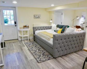 Cozy Industrial Bijou Studio with parking - Washington, D.C. - Bedroom
