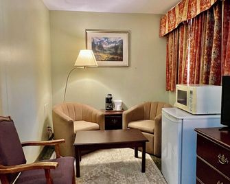 Rocky Mountain Lodge - 2 Queen Bed Size - Renfrew