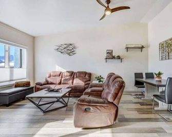Princeton View - Posh Downtown King Workspace - Buena Vista
