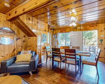 Bohemian, peaceful dog-friendly cabin with mountain views, large yard, and games - Crestline - Dining room