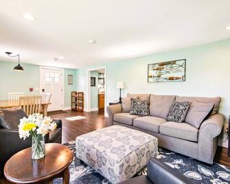 The Cottage At Amos Lake - Preston - Living room