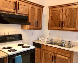 Private, easily accessible (no steps or stairs anywhere!), kid and pet friendly, - Hope Mills - Kitchen