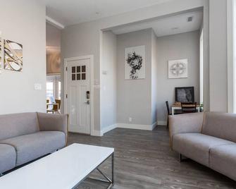 The Double Play- Wrigley Flats Located Right next to Wrigley - Cubs! - Chicago - Sala de estar