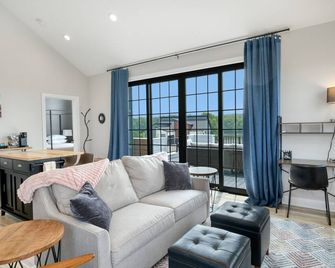 Rooftop Retreat - Ottawa - Living room