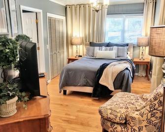 Peaceful, Luxurious Apartment in Wooded Milton Home - Milton - Bedroom