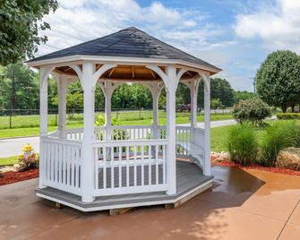 Quality Inn & Suites Lexington South - Lexington - Innenhof