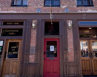 Speakeasy Suites Sleeps 18 - Nevada City - Gebäude