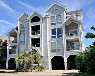 Pirate's Quay 1 North: Enjoy watching the ferries in Silver Lake Harbor - Ocracoke - Edificio