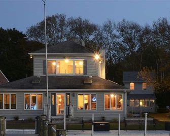 Exceptional River Front Family Retreat! - Dock, Private Beach & Bungalows - Chesapeake City - Edificio