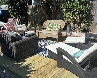 Key West Style 3 Bedroom Grill Firepit Fenced Backyard Quick to Beach - Lake Worth - Patio